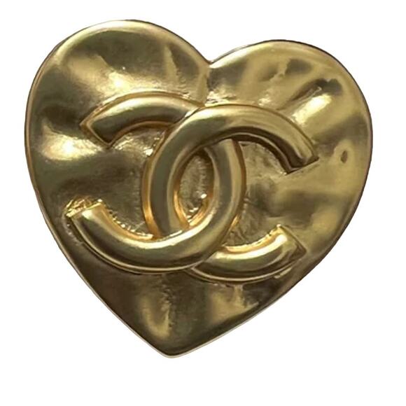 Chanel CC Heart Earrings in Brushed Light Gold Finish Fall/Winter 2022 (CCXX020) - Picture 4 of 6